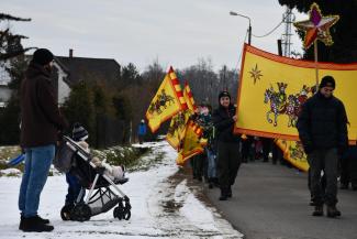 Orszak Trzech Króli w Zabrzegu - przemarsz na stadion