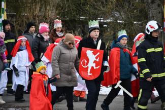 Orszak Trzech Króli w Zabrzegu - przemarsz na stadion