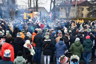 Orszak Trzech Króli w Zabrzegu - kolędowanie