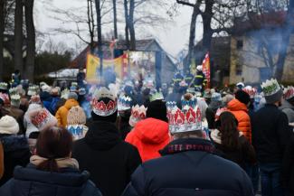 Orszak Trzech Króli w Zabrzegu - kolędowanie