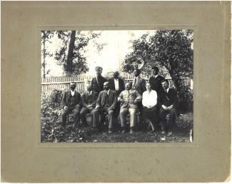 Zdjęcie grupowe pracowników Urzędu Gminy w Czechowicach, zrobione zapewne w pobliżu tegoż urzędu, przy ulicy Legionów w Czechowicach. Dziś rondo Żołnierzy AK i NSZ, przy „Starej Gminie”. W środku siedzi wójt Czechowic Franciszek Zieleźnik, a obok niego Anna Polokówna (w przyszłości zostanie jego żoną).