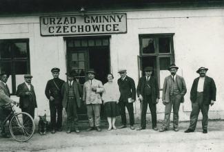 Przed Urzędem Gminy w Czechowicach, stoją pracownicy urzędu. W środku, Franciszek Zieleźnik, obok Anna Polokówna. Zdjęcie zrobione przed budynkiem urzędu, przy ulicy Legionów. Dziś rondo Żołnierzy AK i NSZ, przy „Starej Gminie”.
