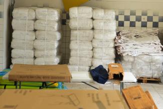 worki na piasek składowane w magazynie