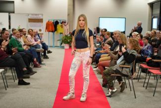 pokaz mody w bibliotece