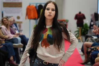 pokaz mody w bibliotece