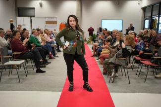 pokaz mody w bibliotece