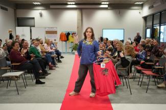 pokaz mody w bibliotece