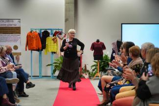 pokaz mody w bibliotece