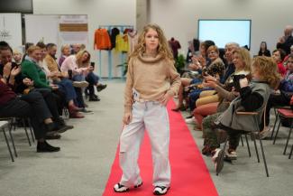 pokaz mody w bibliotece