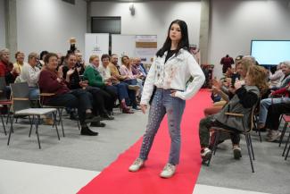 pokaz mody w bibliotece