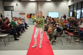 pokaz mody w bibliotece