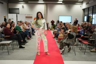 pokaz mody w bibliotece