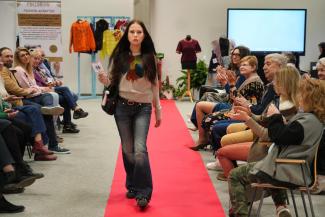 pokaz mody w bibliotece