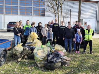grupa ludzi biorących udział w akcji sprzątania