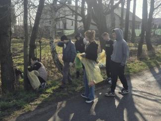 grupa ludzi biorących udział w akcji sprzątania