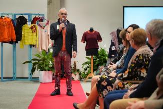 pokaz mody w bibliotece