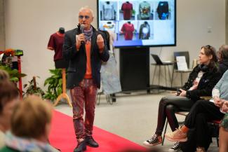 pokaz mody w bibliotece