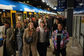 ludzie wysiadający z pociągu