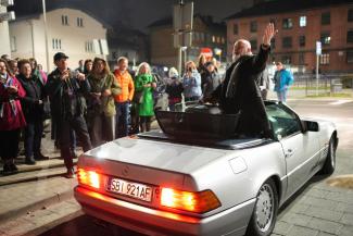 mężczyzna w kabriolecie