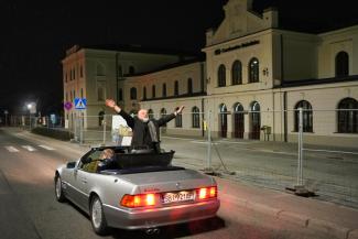 mężczyzna w kabriolecie