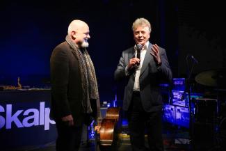 mężczyźni na scenie