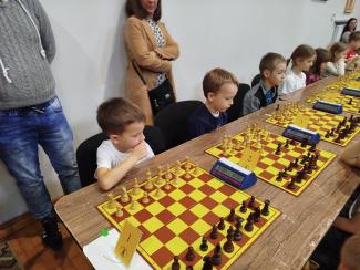 Dzieci grające w szachy