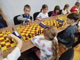 Dzieci grające w szachy