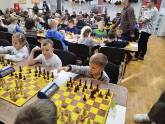 Dzieci grające w szachy