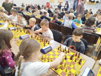 Dzieci grające w szachy