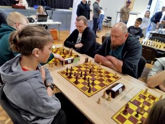 Dzieci grające w szachy