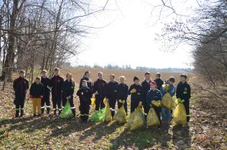 grupa ludzi biorących udział w akcji sprzątania