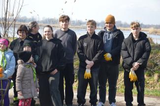 grupa ludzi biorących udział w akcji sprzątania