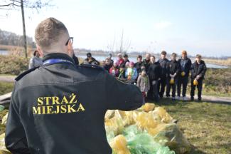 grupa ludzi biorących udział w akcji sprzątania