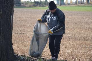 mężczyzna z workiem na śmieci