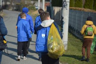 grupa ludzi biorących udział w akcji sprzątania