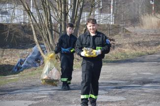 młodzież zbierająca śmieci