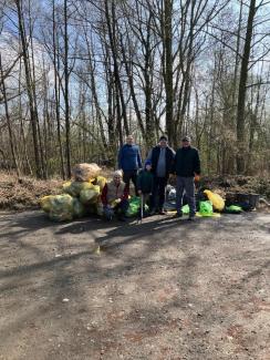 grupa ludzi biorących udział w akcji sprzątania