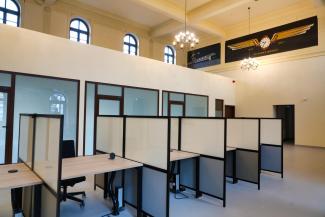 malowidła na ścianie dawnej poczekalni