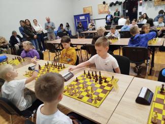 Dzieci grające w szachy