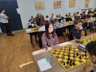 Dzieci grające w szachy