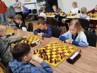 Dzieci grające w szachy