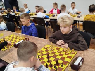 Dzieci grające w szachy