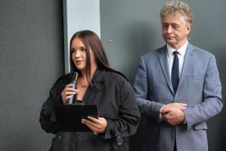 przemawiająca kobieta