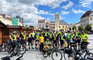 Rowerzyści na rynku gdzieś w trasie