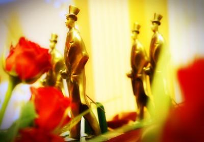 Statuetki Czechosława na tle kwiatów