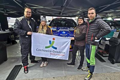 Załoga z flagą miejską 