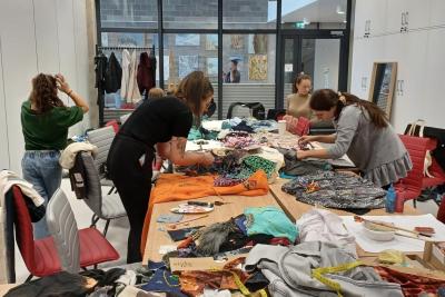 grupa w trakcie warsztatów upcyglingu 