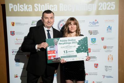 przedstawiciel fundacji i kierownik BGO prezentują czek