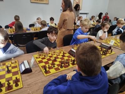 Dzieci grające w szachy