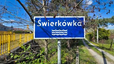 tablica z nazwą potoku Świerkówka
